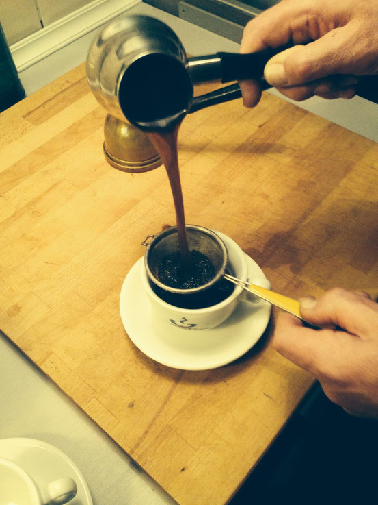Mit Sieb abgießen, kleine Kaffeesatz Rückstände im Kaffee sind nicht zu vermeiden