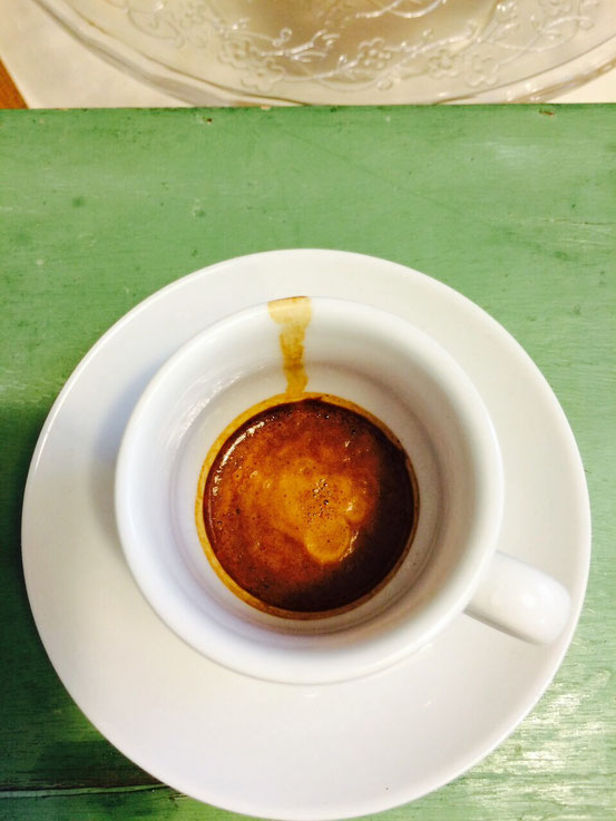 Der dunkle Ring zeigt, dass die Crema verbrannt ist. Überextraktion.Der Espresso ist während des Vorgangs im Siebträger verbrannt. Er schmeckt rauchig verbrannt.