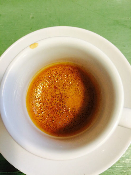 Der Espresso lief hier zu schnell durch . Zu erkennen an der helleren Farbe und den Bläschen. Der Geschmack bleibt säuerlich.