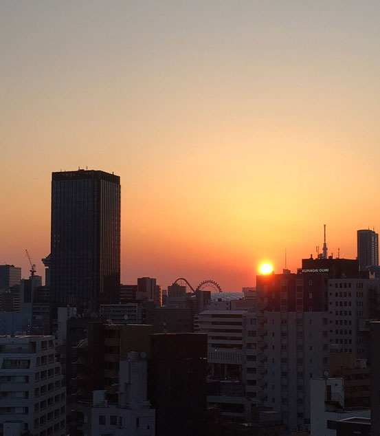 神楽坂のビルからの朝日