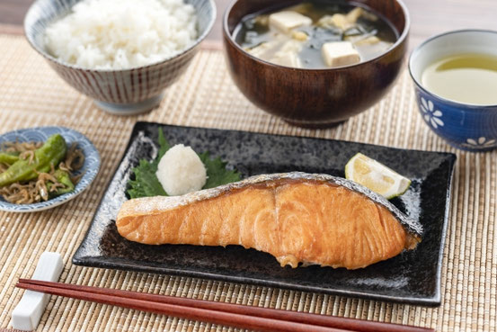 外食やコンビニ中心でも、「スタメン6品のうち何が足りないかな？」と考えるだけで自然とバランスの取れた食事に🙆‍♂️  栄養は“完璧”より“継続”が最強です。あなたのライフスタイルに合った食事の整え方、ぜひ一緒に考えていきましょう😊  さらに詳しくは、お気軽にトレーナーまでご質問くださいね✨