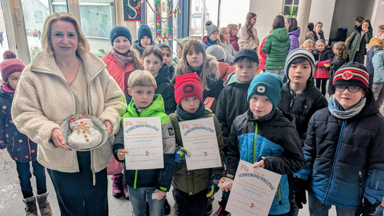 Einige SuS aus der 4b mit (vordere Reihe von von links): Klassenlehrerin Bianca Schneider, Marvin, Tobias und Adrian Neuhaus und Frederik Bohrmann