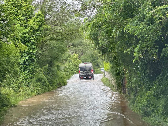 Das wird ja immer wilder - jetzt will der Fluss auch noch unserem Wohnmobil an den Kragen!