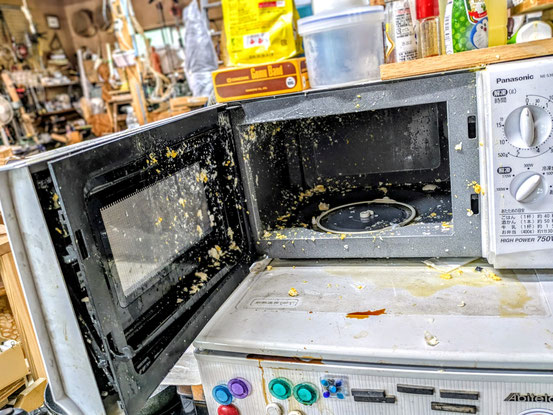 ネット情報で「レンジでゆで卵が作れる！」を見て、お昼にやってみたところ、3分後に大爆発。扉が壊れてたり、皿が割れたり大惨事となりました。レンジでゆで卵は要注意ですね。９月８日