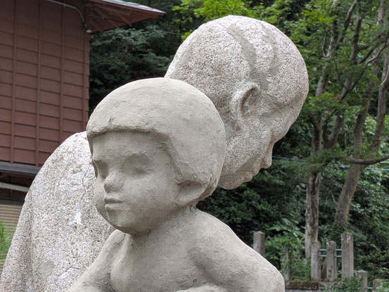 「赤い蝋燭と人魚」の像。修理３日目。子供の人魚から表面修理を始めました。かなり風化しているので時間がかかりそうです。８月２９日