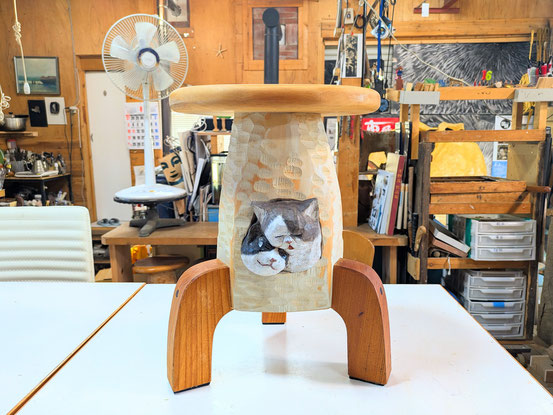 新発田市「推しねこグランプリ」のグランプリ写真をもとに、彫刻イスを制作しました。７月３１日