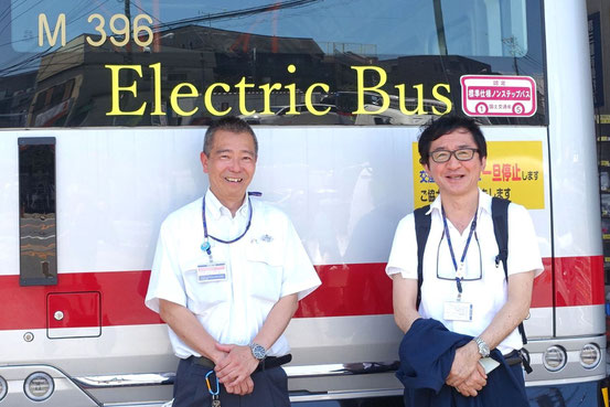 東急バスの山口さん(左)と夘月さん(右)