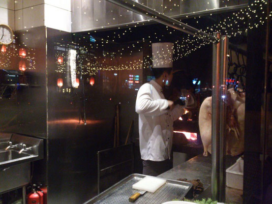 ダックを焼いてるのを店の外から見ることが出来ます。(正面入口の外側から撮影)