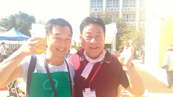 隣りにいたナベさんとも久々のご面会。またまたビール片手に。