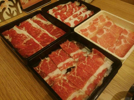 お肉は牛肩肉、牛バラ肉、豚トロ、ラム肉の4種からセレクトできますが、本日はラム肉をやめて牛肉を多めに。基本は一人4皿。でもいくらでもおかわりできます。