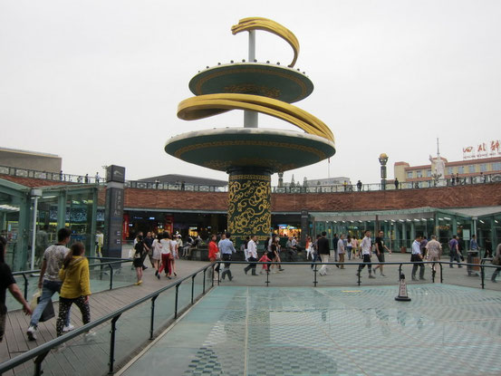 【おまけその2】駅の上がちょうどこんな感じの広場になっています。