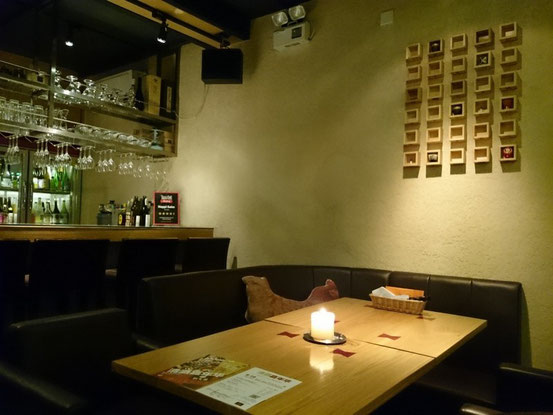 少人数でカウンターに座るのもよし。
