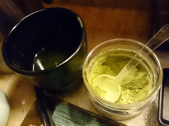 お茶は粉末のものでセルフサービス。回転寿司を参考にしなのかな?