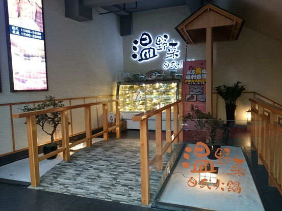 ココを降りていきます。