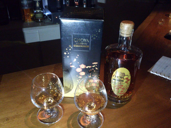 「金粉入りの梅酒」ということでおとなりのお客さんから一杯いただきました。