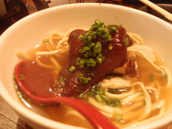 年越しということでとりあえず「てびちそばハーフ」。そばというよりうどんかな~?