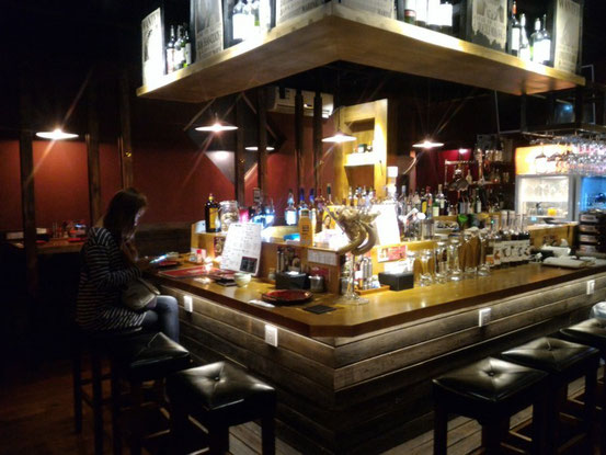 店の中央にサークル状のカウンターがあって、「おひとりさま」でもゆっくりとお食事ができますね。