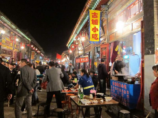 国慶節ということもあり、非常に賑わっている夜の「平遥古城」