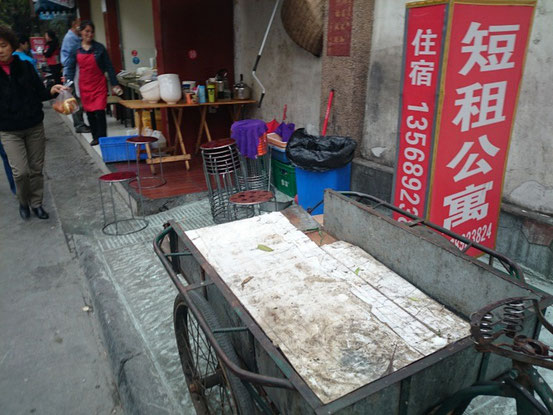店舗の違法増築も普通にこんな感じ。リヤカーも置きっぱなしが普通。
