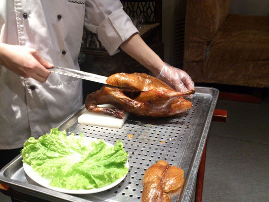 一羽丸ごと焼いたものを近くまで持ってきてカットが始まります。コレはドコのお店でも一緒ですね。