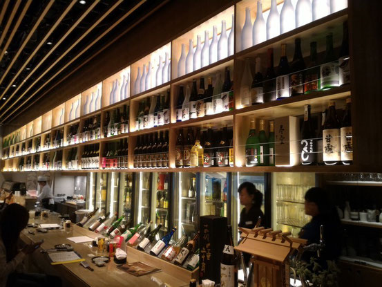 まず目に飛び込んでくるのが日本酒をズラリと並べてあるカウンター。さすがに山本さんのお店だけあって豊富な種類の日本酒が並んでいます。(画像はトップのものと同じです。)