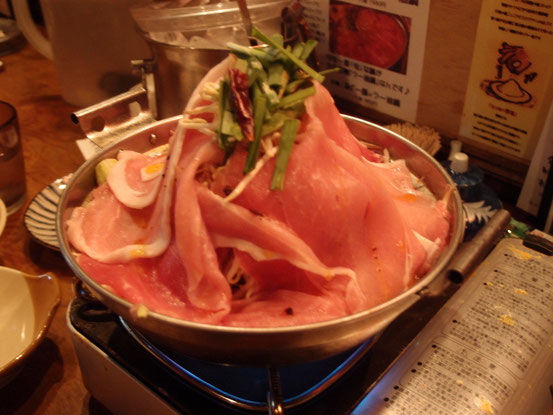 マスコミにも紹介された名物の「あぐー豚ラー油鍋」。なんとコレで一人前!ムリ言って一人前でお願いしました~。^^