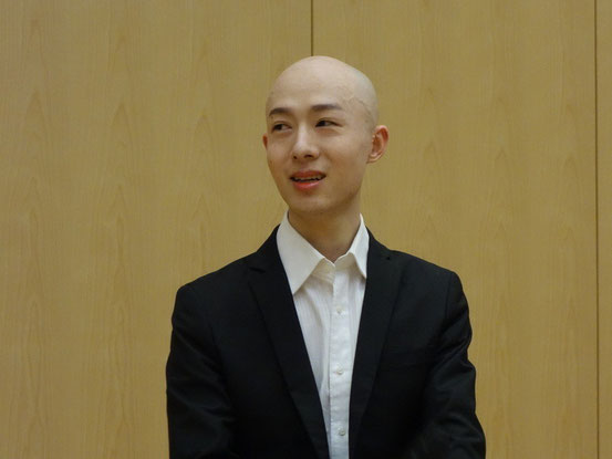 熱演後、メイクを落として登場の董飛さんです。色白で女性的なオーラを感じます。