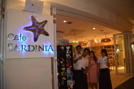 店の名前は「SARDINIA」。帰りにスタッフと一緒にハイポーズ!