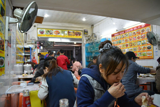 ちょっと物足りなかったので小さな海鮮料理店へ。