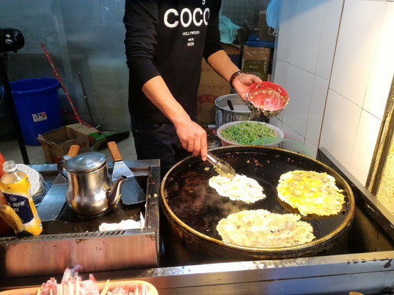 この日も懲りずに昨日食べれなかった小吃を探しにブラブラと。