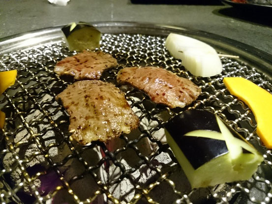 お肉は炭火で焼きます。いい炭を使ったらもっとおいしく焼けるよ、との話をしたら今は更に炭もグレードアップさせたそうです。