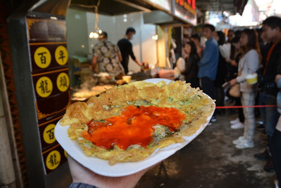 30分ほど列んでゲットした「海蛎煎(HaiLiJian)」は牡蠣が散りばめられているチヂミのような食べ物。15元。