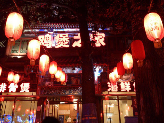 この店の前もこんな感じで賑やかやったんですけどね。(2013年9月撮影)