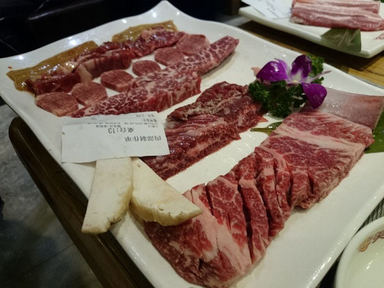4人で行ったのでまずは焼肉セットなる盛り合わせと、