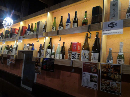 店内はチョット洒落たバル風。さすがにいろんな種類の日本酒がズラッと並んでいます。
