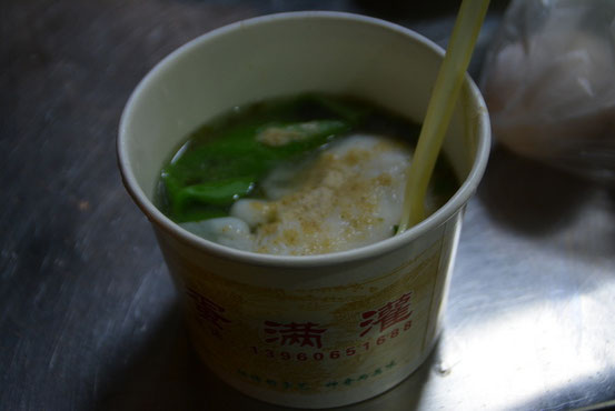 これが出来上がり。卵は半熟、スープは薄めの味ですがそれなりに。15元。