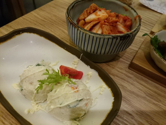 おつまみの一品もメニューから一人一品頼めます。今日はキムチとポテトサラダ。おかわりOK!