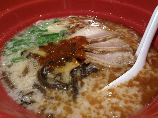 定番の「赤丸元味」は少し辛めの味噌ラーメン。
