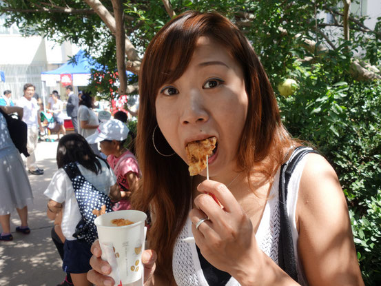 この後、唐揚げ、カレーパン、冷やしうどんなど一通りのブースでバクバクガブガブ・・・。