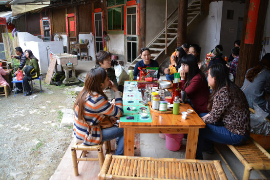 愛ちゃんはツアーメンバーのオバサン達!?と座談会。実はココでもお茶をサービス。実演販売でおみやげ屋より安いのでみんなまんまと買って帰ってました。もちろん例外なく愛ちゃんも・・・。^^;