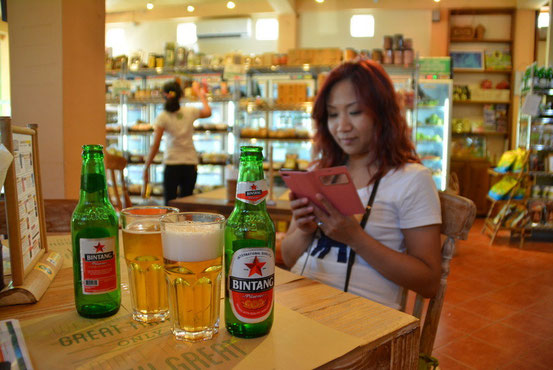 歩き疲れたのでオーガニックカフェの「Earth Cafa」でチョット休憩。バリ島の定番は「BIN TANG」ビール。