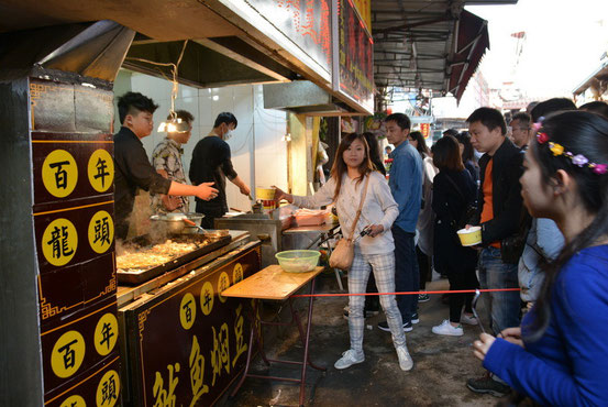愛ちゃんもその横で列んで「鱿鱼燜豆腐(YouYuMenDouFu)」を。
