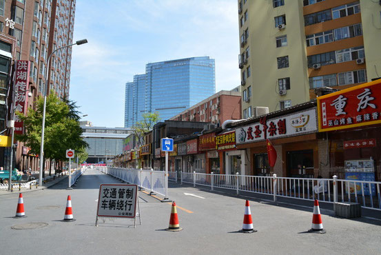 南側も立入禁止で、いつも賑わっている店も全部休業。