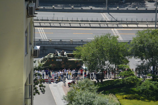 残念ながら今回は上記の2ショットのみ。上記画像の軍事車両とは別物ですよ。