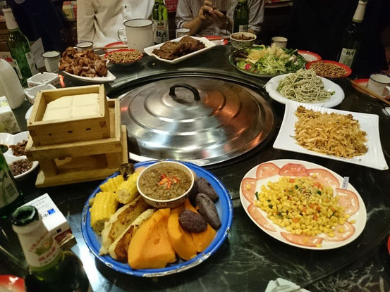 そしてこの店の最大の特徴はテーブル席での鍋。料理もバラエティ豊か。（この画像は2015年3月のものです。）