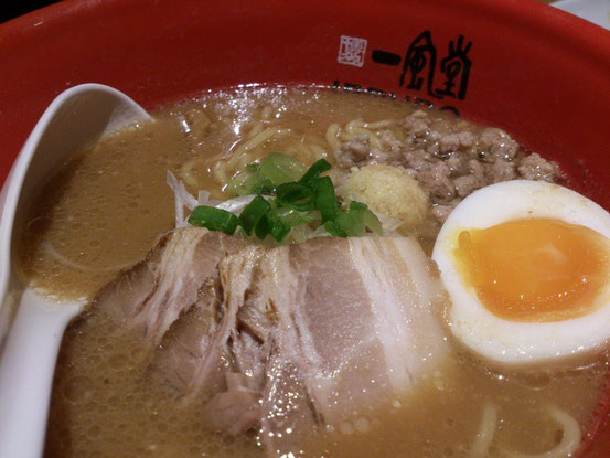 「札幌味噌ラーメン」は太めの縮れ麺で、しっかりと味噌ラーメンらしい味が出ています。