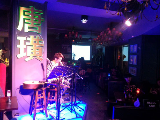 中ではライブ。彼の歌はなかなかのもので聴き惚れてしまいました。^^