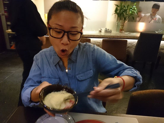 マグロの山かけを混ぜる愛ちゃん。お味はいかがですか~???
