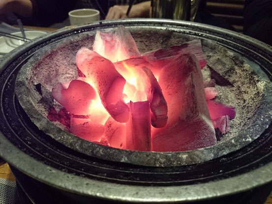 焼肉にはうれしい炭火。しかも成形木炭ではないので美味しく焼けます。