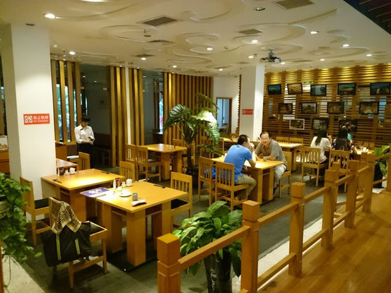 店内は広く、奥には大人数でもOKのお座敷もあります。全150席。